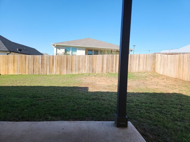 Building Photo - Spacious Home