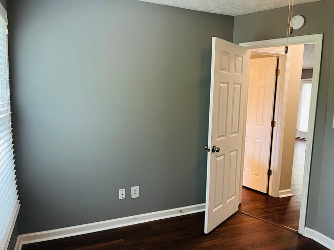 Building Photo - Wow! Renovated 3 bedroom 2 bath home in Ca...