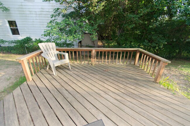Building Photo - 3 bedroom, 2 bath home located in Green Ac...