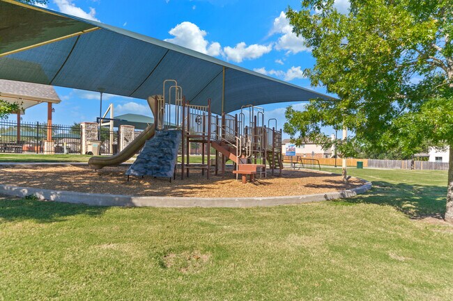 Building Photo - Spacious 4-Bed Home with Island Kitchen, Private Patio & Fenced Yard in Schertz