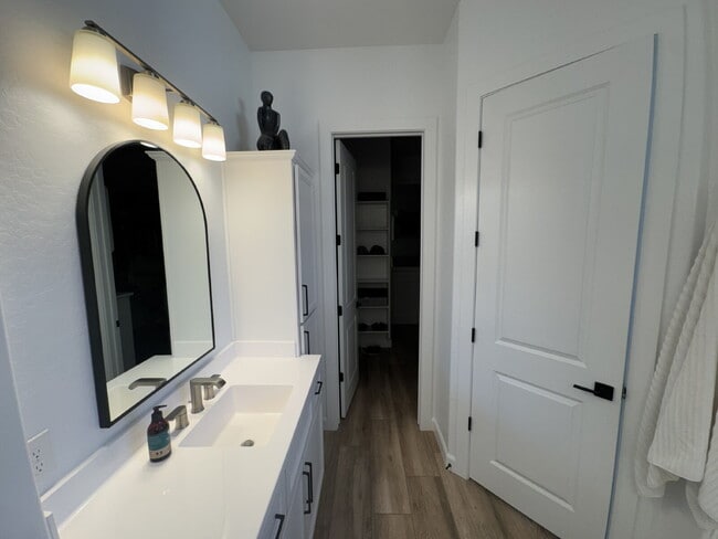 Building Photo - 120 E Iloca Ln