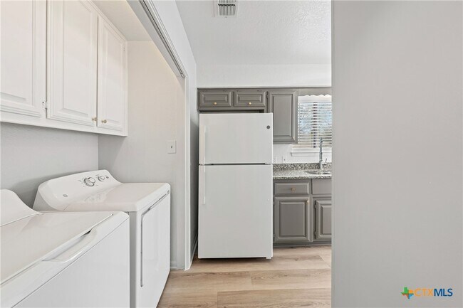 Building Photo - 2313 A Paul Revere St