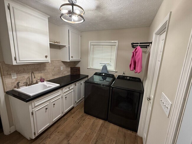 Building Photo - Home for Rent in Lake Forest in Millbrook