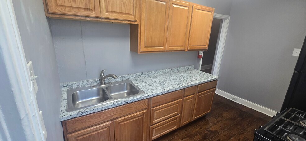 Building Photo - 404 Rutherford Ave