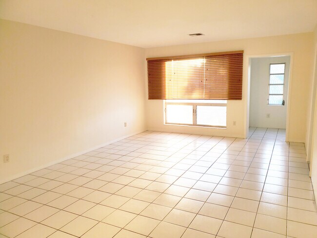 Building Photo - 5150 NE 17th Terrace