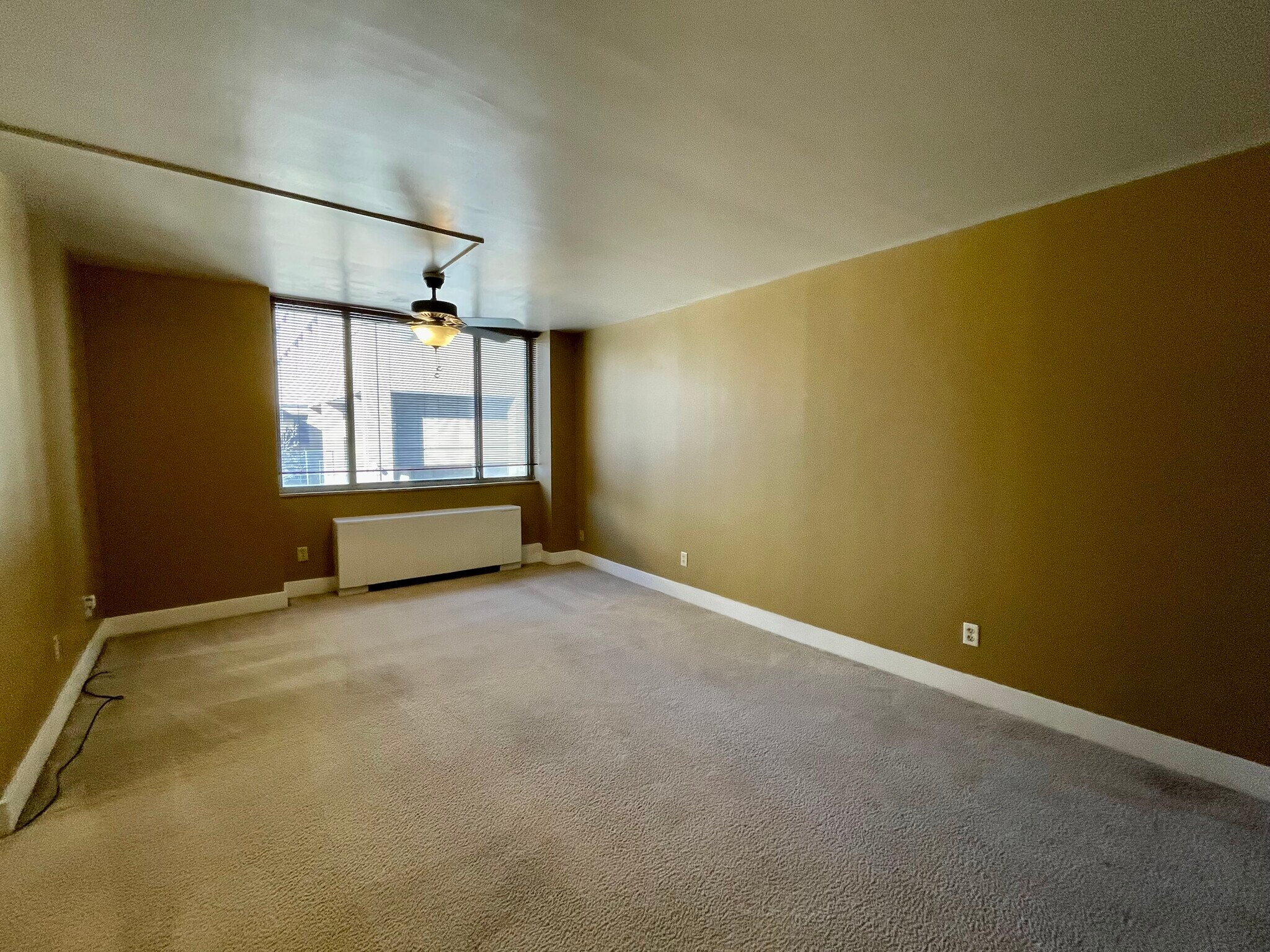 Building Photo - 600 E 8th St