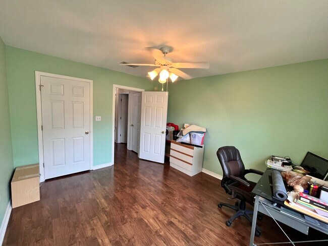 Building Photo - 221 Twin Lakes Ln