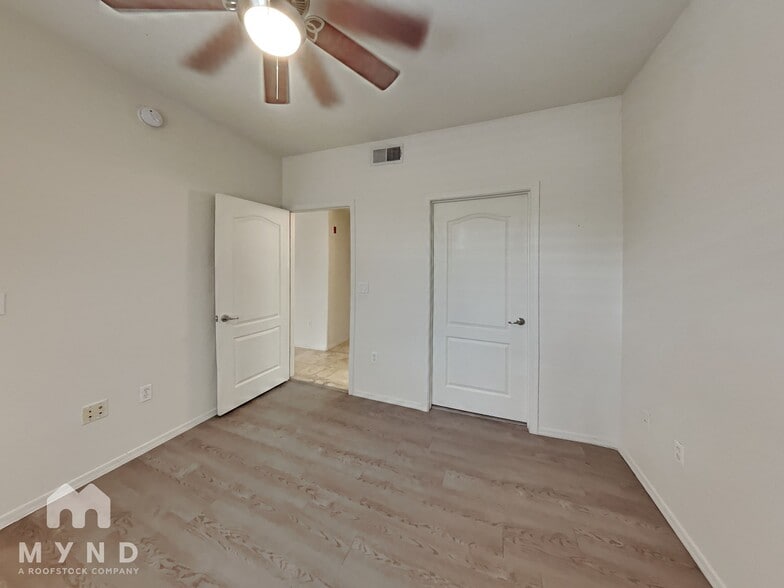 Building Photo - 5302 E Van Buren St