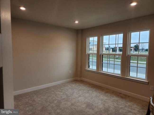 Building Photo - 321 E Cochran St