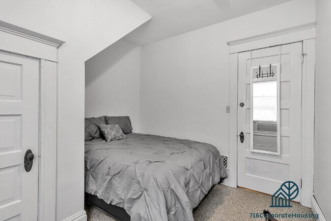 Building Photo - Furnished 3-Bedroom Lower Apartment on Bird Ave