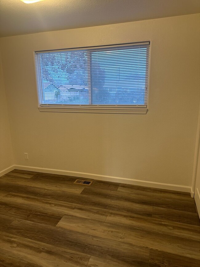 Building Photo - Fully Remodeled Home, Move In Ready! Pet c...