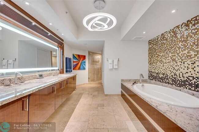 Building Photo - 333 Las Olas Way