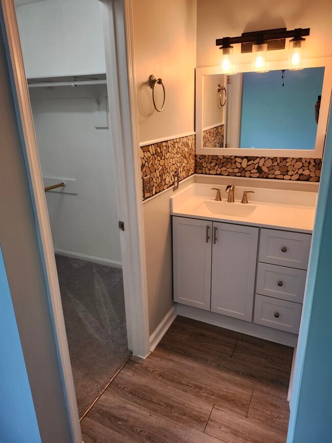 Building Photo - 203 Oak Hollow Ct