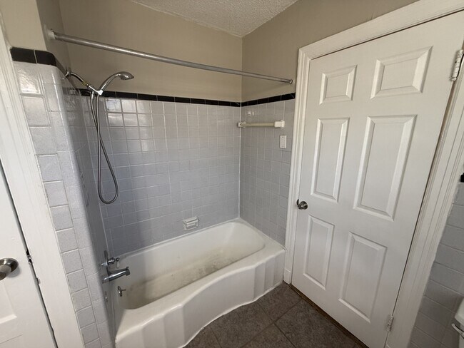 Building Photo - 1621 Glenview Ave