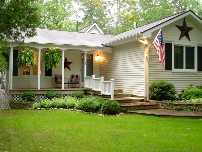 Primary Photo - Home on East Bay – Impeccably Furnished Off-Season Retreat