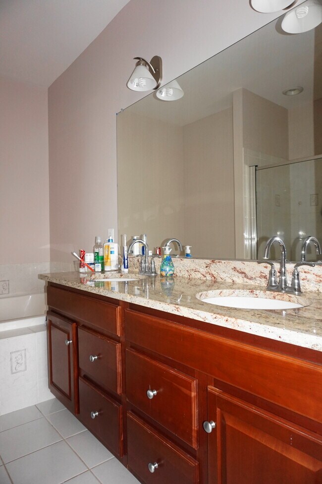 Building Photo - Charming 3Bedroom/3.5Bath Townhome in Ridg...