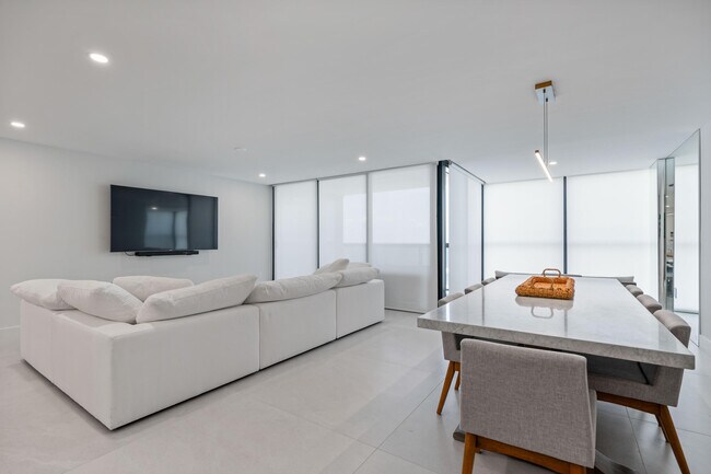 Building Photo - 10410 S Ocean Dr