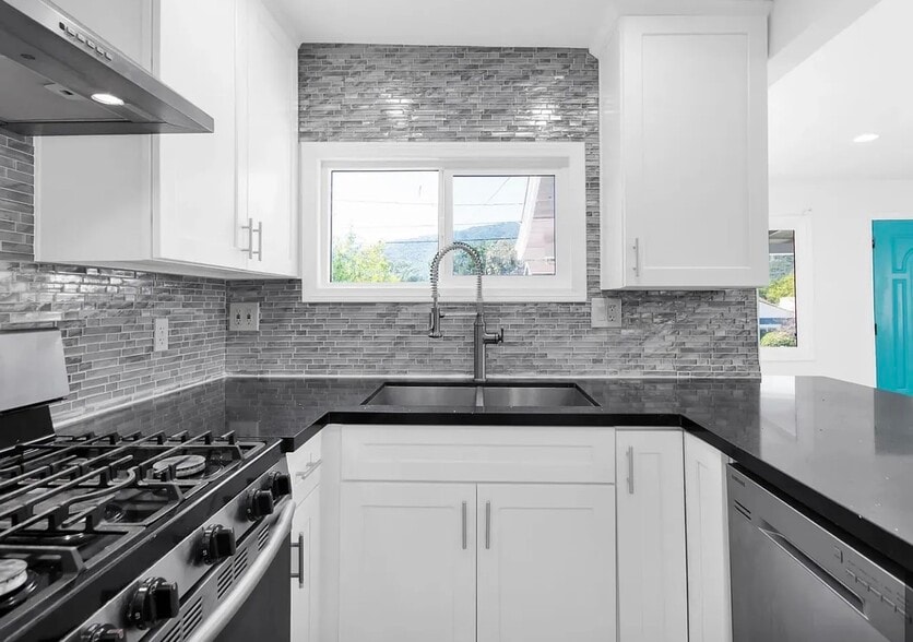 Building Photo - 3623 3rd Ave