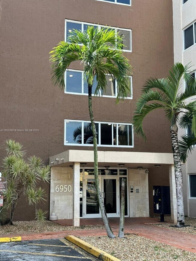 Building Photo - 6950 Miami Gardens Dr