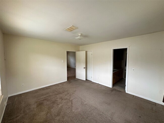 Building Photo - 2570 Stadium Dr