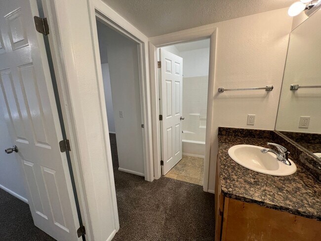 Building Photo - 3 Bedroom - 2 bath Condo in Cedar Cove