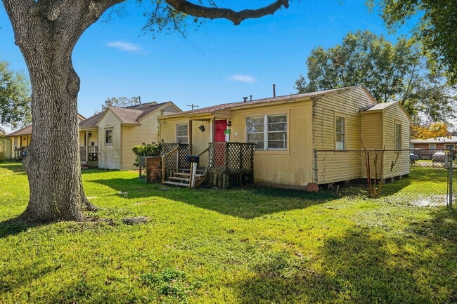 Building Photo - 729 13th Ave N