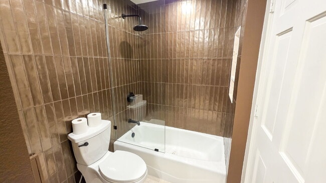 Building Photo - Fully Remodeled 4 bedroom Home in Hamilton...