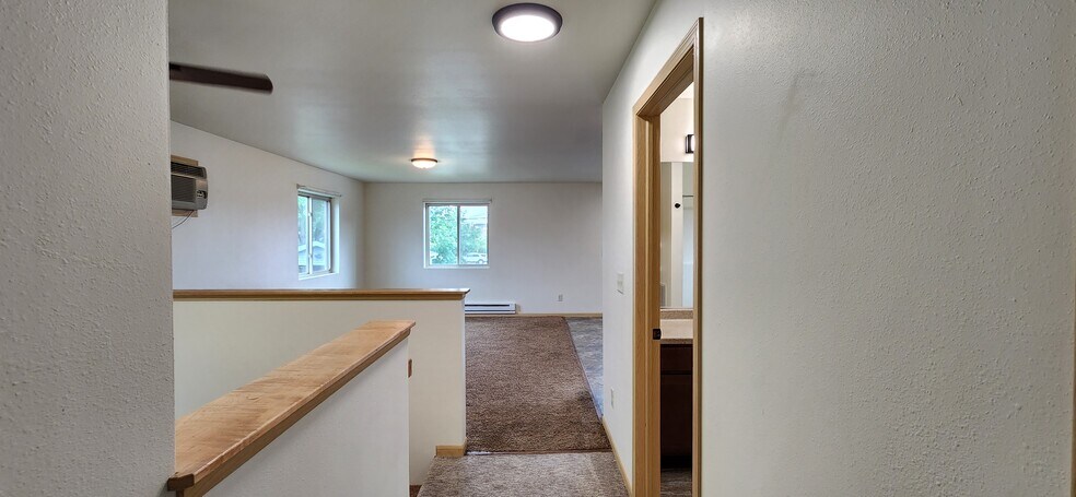 Building Photo - 609 9th St N
