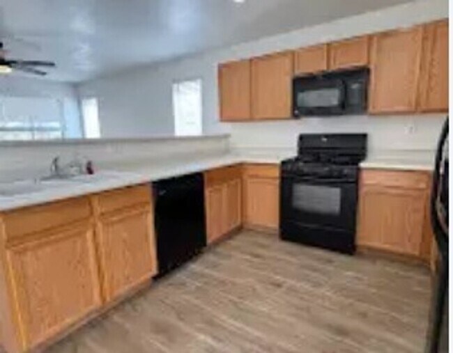 Building Photo - Beautiful 2 bedroom townhouse with garage