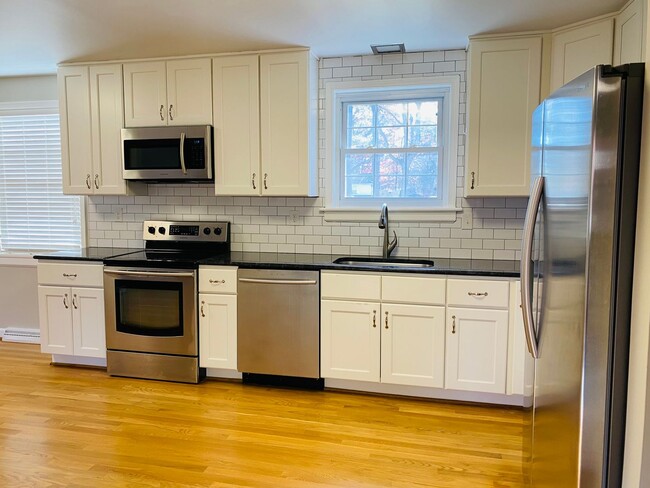 Building Photo - Beautifully Renovated 3bdrm/2.5bth Tri-Lev...