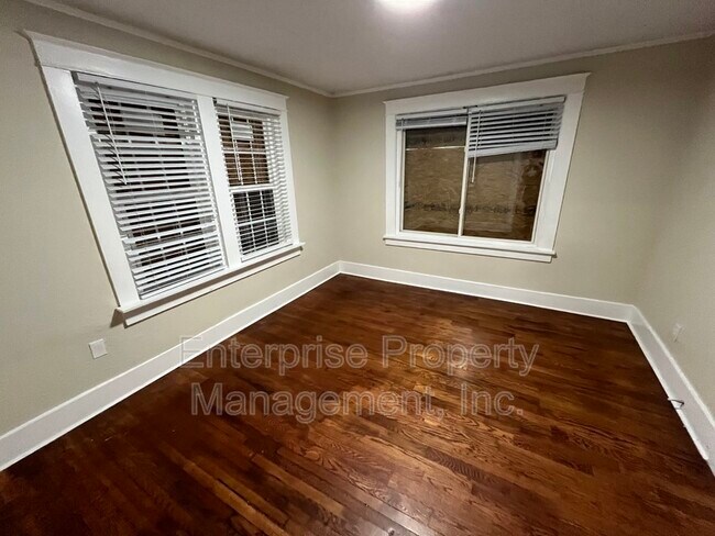 Building Photo - 923 Garland St
