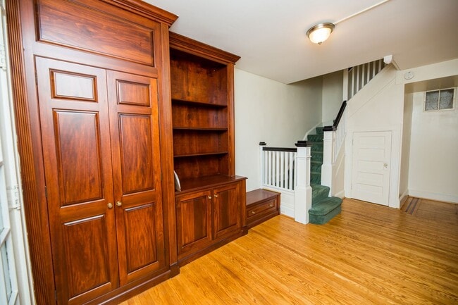 Building Photo - 2026/2027 JHU off-campus Renovated Charles Village 5bd/2ba w/ W/D & CAC Available 6/9/26