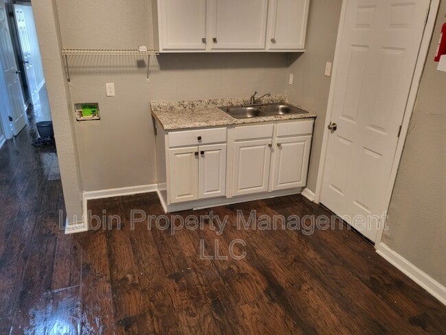 Building Photo - 3040 Sinclair St