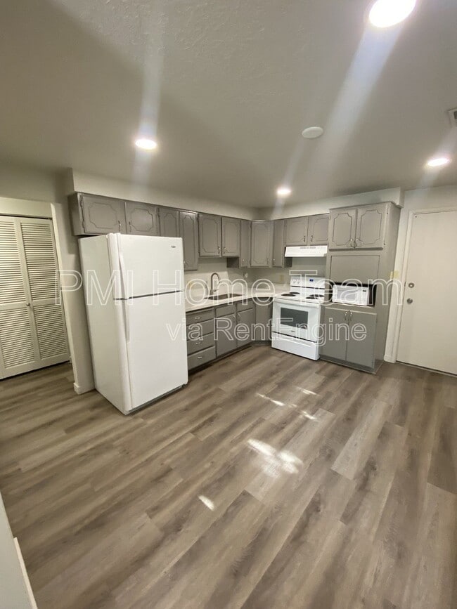 Building Photo - 241 E 200 N