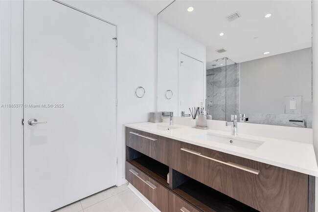 Building Photo - 480 NE 31st St