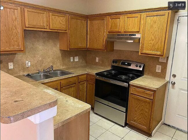 Building Photo - 9513 Merle St