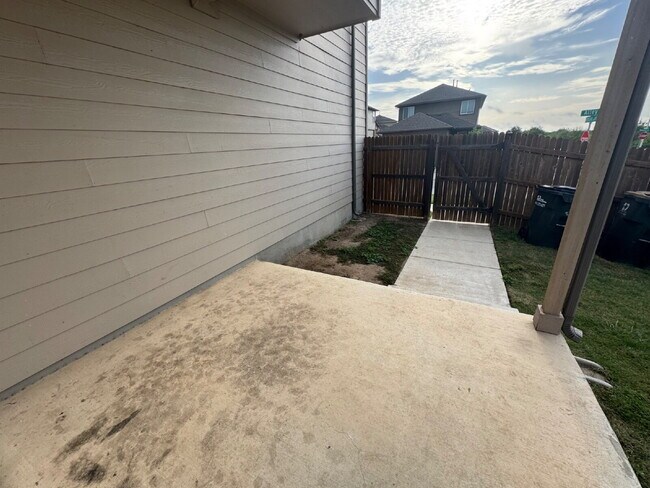 Building Photo - Three bed two bath two car garage in Cotto...