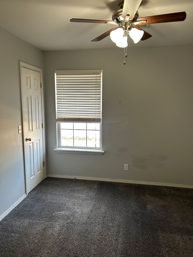 Building Photo - 904 E 5th St