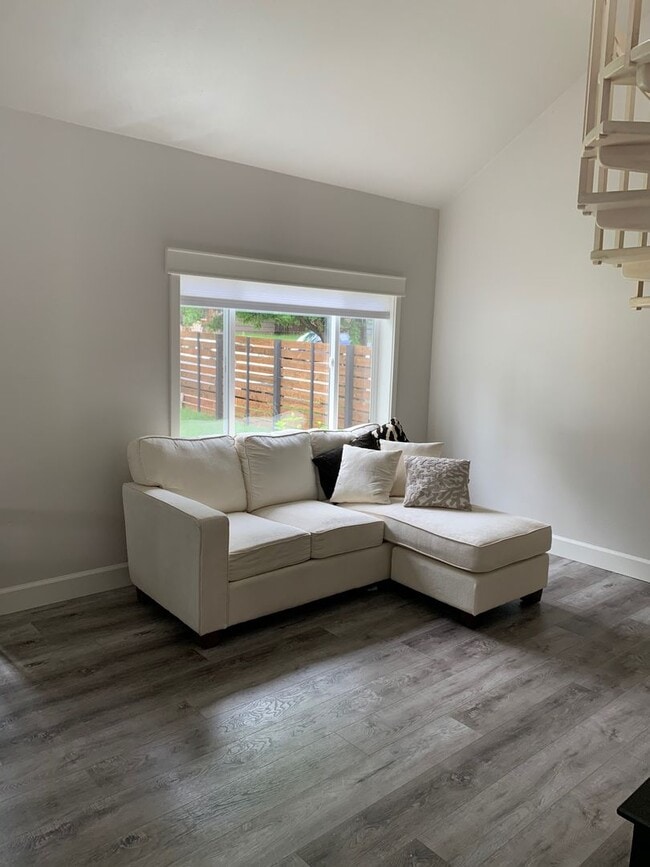 Building Photo - Updated Home in Oldmill