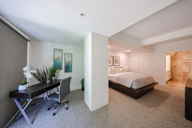 Building Photo - 7121 E Rancho Vista Dr