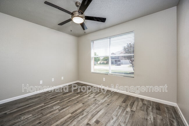 Building Photo - 121 Thoroughbred Dr