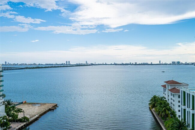 Building Photo - 460 NE 28th St