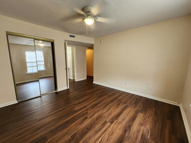 Building Photo - 525 3rd Loop Rd
