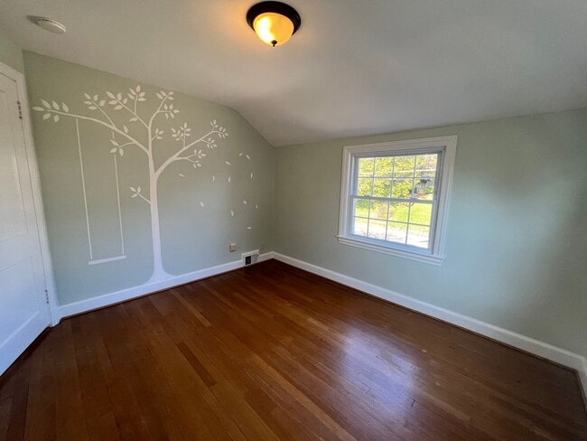 Building Photo - Stunning 4 BR/2.5 BA Single-Family Home in...