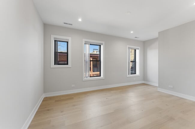 Building Photo - 7518 N Eastlake Terrace