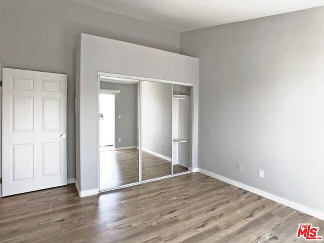Building Photo - 10560 Santa Monica Blvd