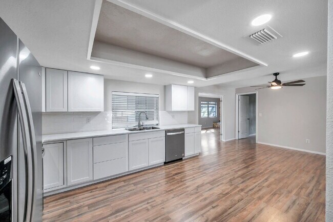 Building Photo - Modern, Move-In-Ready 3/2 Home with Spacious Yard & Garage |