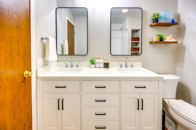 Building Photo - 2820 St James Ln