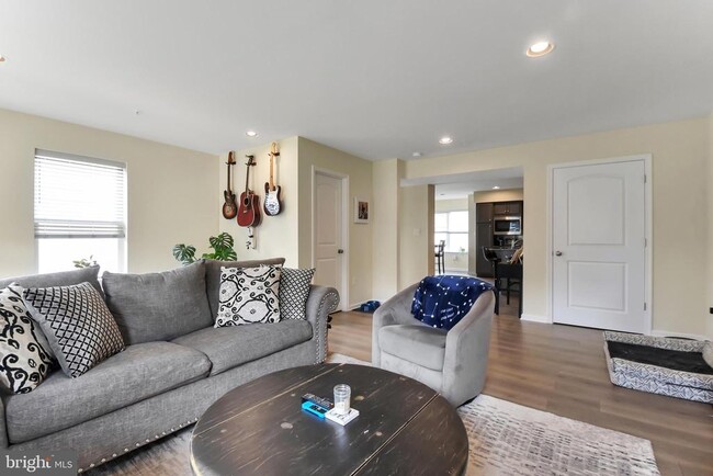 Building Photo - 121 High Pointe Dr
