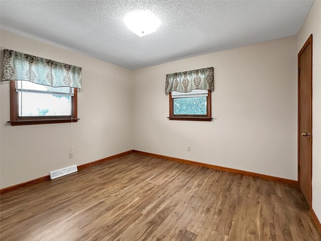 Building Photo - 211 Walnut St